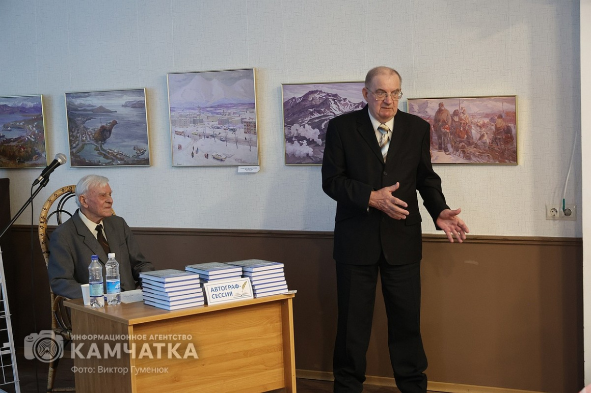 Камчатский журналист и писатель Михаил Жилин представил новую книгу. Фото: ИА «Камчатка» \ Виктор Гуменюк. Фотография 48